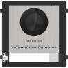 1-tlačítkový kamerový modul v nerezovém provedení bez instalačního rámečku dle typu rámečku povrchová i zápustná montáž	2MP  fish eye kamera&nbsp;s IR přísvitem a podporou WDR	Zorné pole: horizontální 146°, vertikální 82°	Základní jednotka podporující připojení až 8 dalších modulů	Nové webové konfigurační rozhraní	Video komprese: H264	Audio IN: vestavěný&nbsp; Omnidirectional Mikrofon	Audio OUT: vestavěný reproduktor	Audio komprese&nbsp;G.711 U, 64Kbps	2 relé pro ovládání zámku dveří	Výstup 12V pro napájení elektrického zámku	10M/100M&nbsp;Self-Adaptive &nbsp;Ethernet	Sťové protokoly&nbsp;TCP/IP, RTSP	Konektvita RS-485&nbsp;	Stupeň krytí: IP65, 	Napájení&nbsp;12 VDC/PoE,&nbsp;IEEE802.3af	Spotřeba&nbsp;5&nbsp;W	Pracovní prostředí&nbsp;-40° C až +60° C, vlhkost 10% až 95%	Hmotnost: 410g	Roz