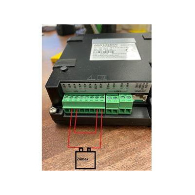 DS-KD8003Y-IME2 - 1-tlačítkový modul 2-žilového interkomu s kamerou