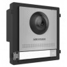 1-tlačítkový kamerový modul bez instalačního rámečku dle typu rámečku povrchová i zápustná montáž	2MP HD barevná kamera	Základní jednotka podporující připojení až 8 dalších modulů	180°Fish eye s IR přisvětlením	Video komprese: H264	Rozlišení: 1920x1080 (Sub Stream: 720 × 480)	Technologie: BLC,DNR,WDR	Audio IN: vestavěný&nbsp; Omnidirectional Mikrofon	Audio OUT: vestavěný reproduktor (více než 85dB při 20cm)	Potlačení&nbsp; zvukových šumů a ozvěn	Audio komprese&nbsp;G.711 U, 64Kbps	2 relé pro ovládání zámku dveří	10M/100M&nbsp;Self-Adaptive &nbsp;Ethernet	Sťové protokoly&nbsp;TCP/IP, RTSP	Konektvita RS-485&nbsp;	Stupeň krytí: IP65, 	Alarm při neoprávněné manipulaci	Napájení&nbsp;12 VDC/PoE,&nbsp;IEEE802.3af	Spotřeba&nbsp;?10 W	Pracovní prostředí&nbsp;-40° C až +60° C, vlhkost 10% až 95%	98